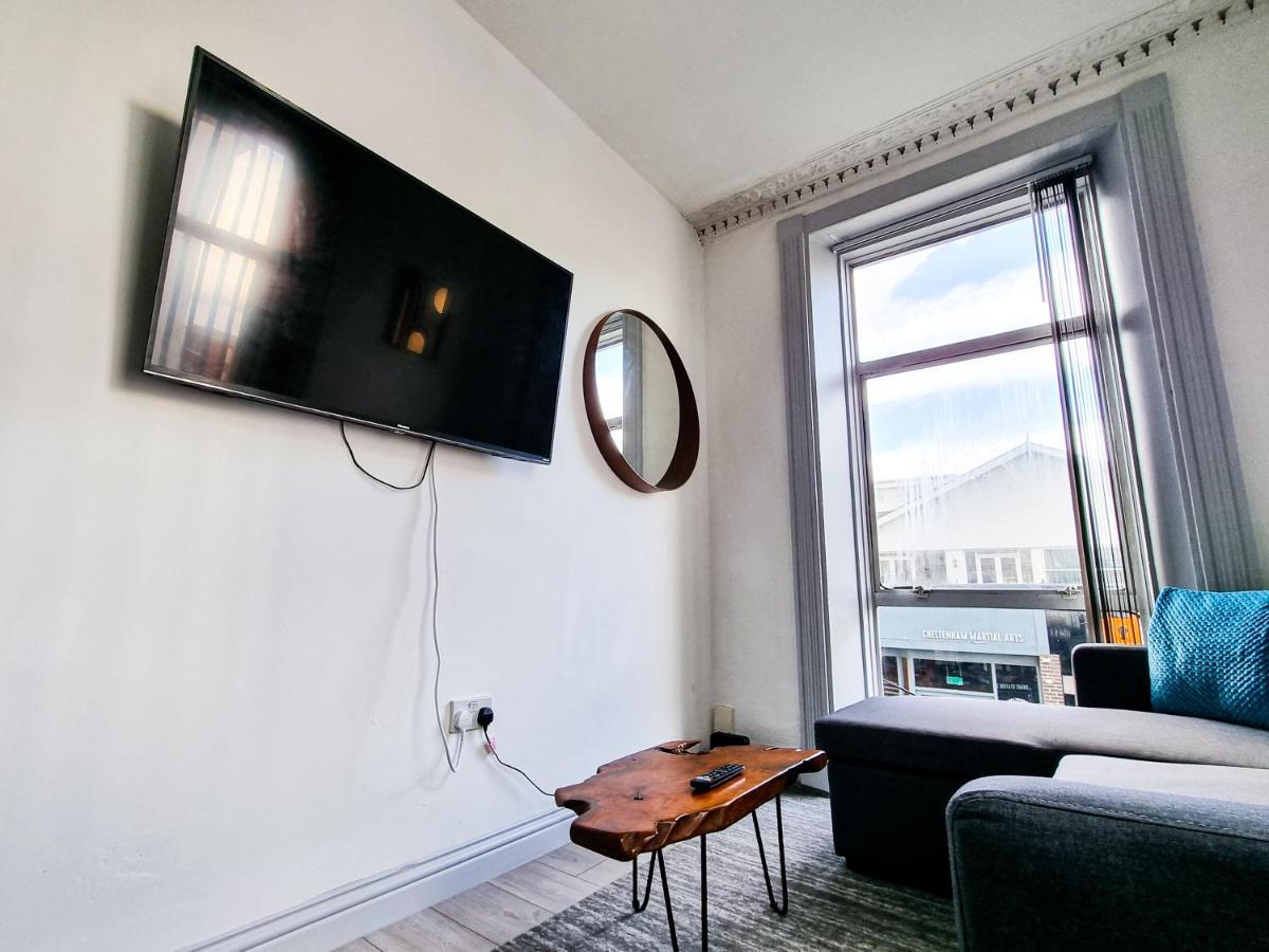 Newly Refurbished Flat In Central Cheltenham With Parking Eksteriør billede