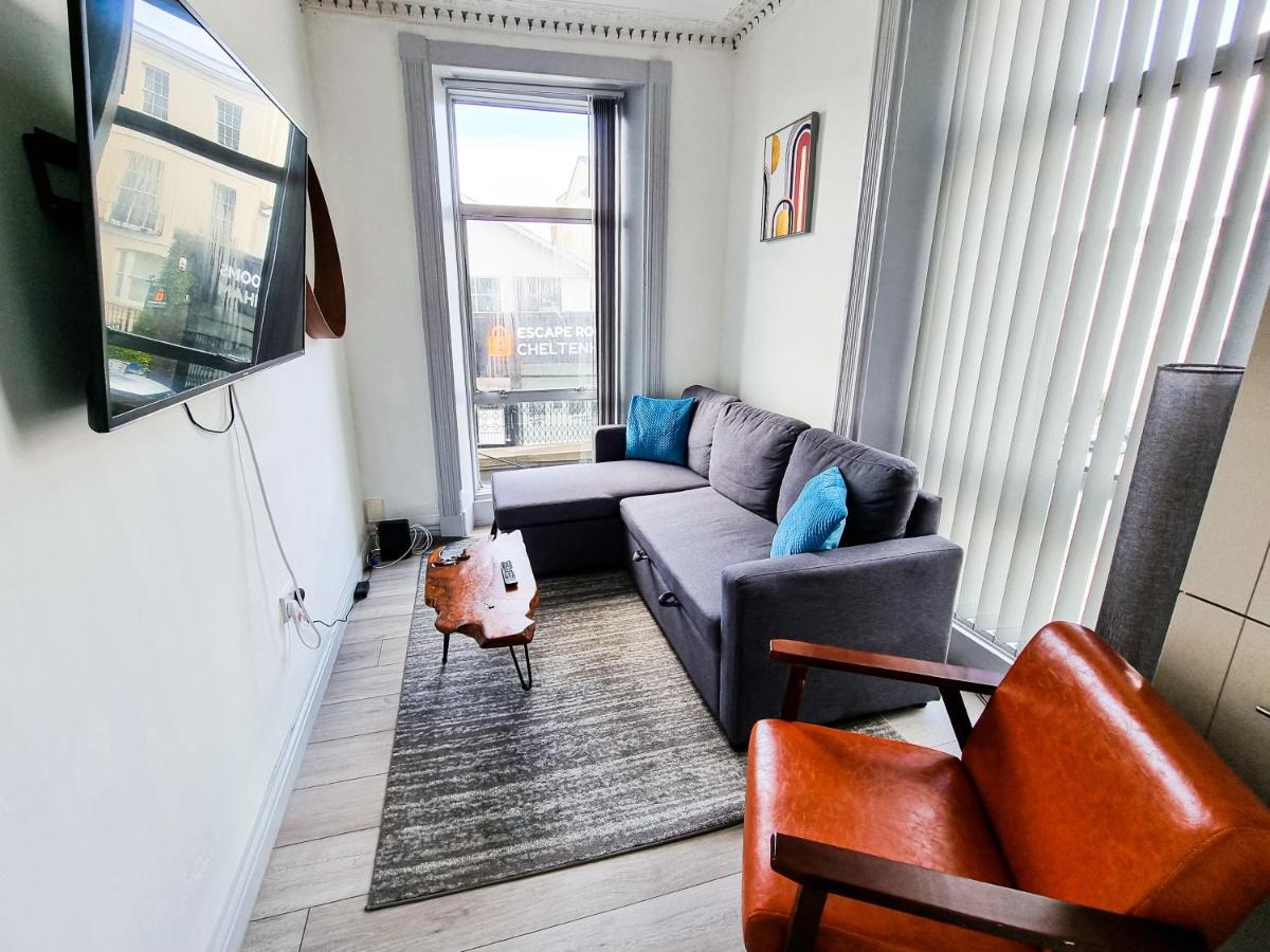 Newly Refurbished Flat In Central Cheltenham With Parking Eksteriør billede